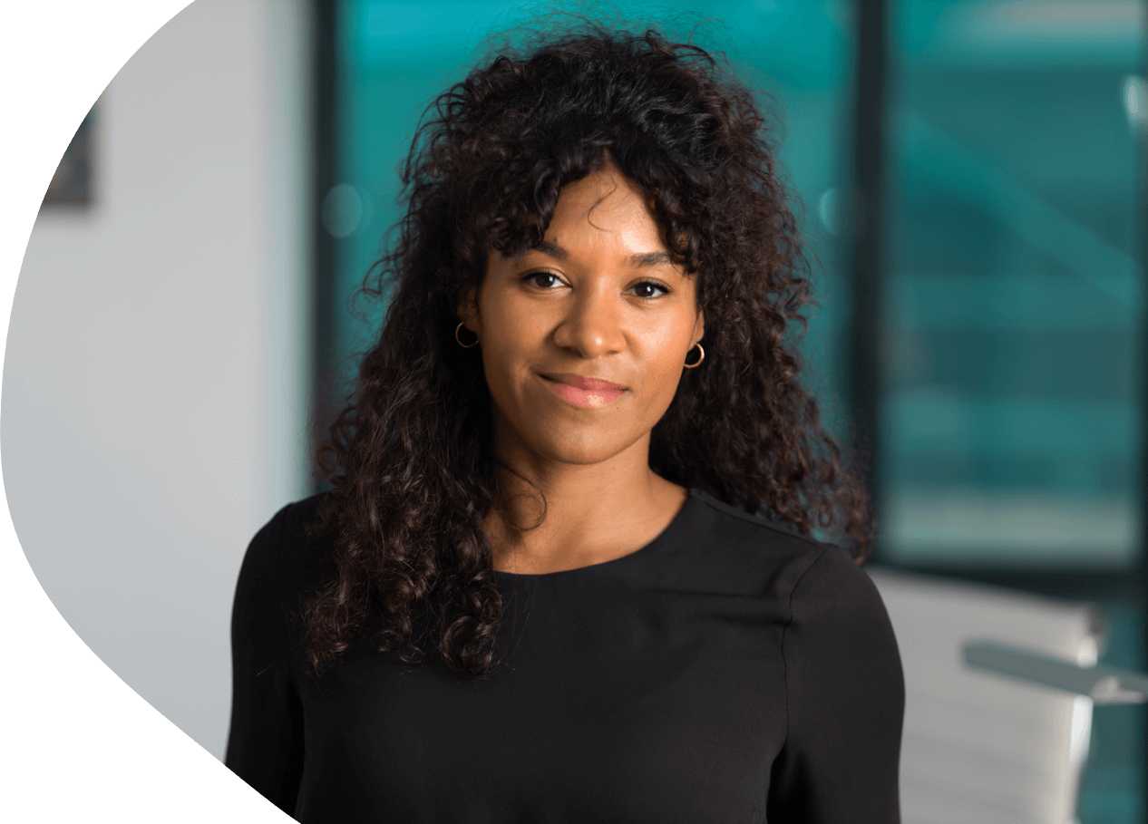 contacta con Thais Nkoba